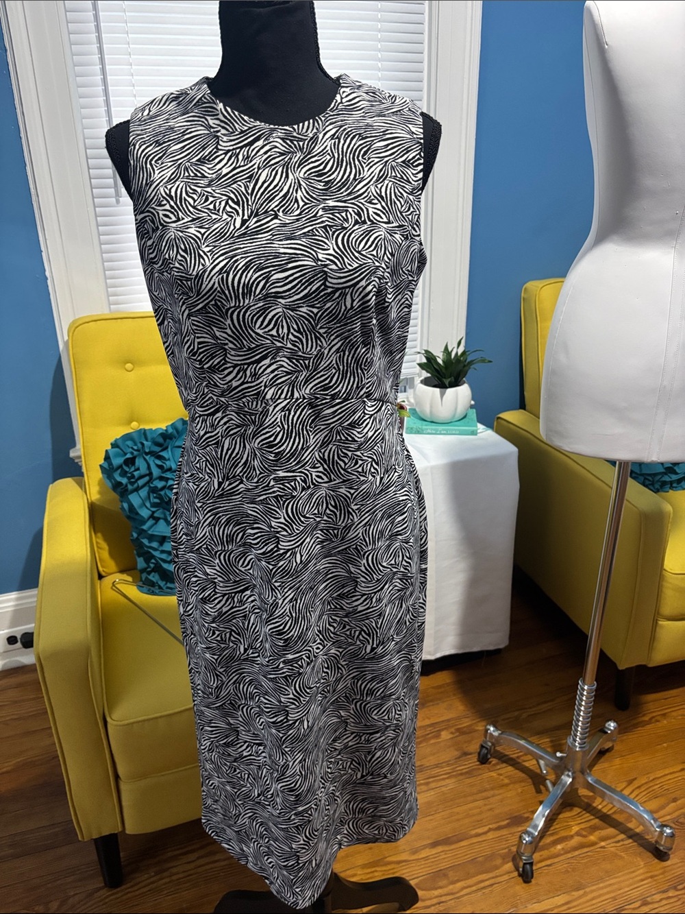 Sleeveless Black & White Zebra Print Sheath Dress size small